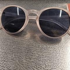 Gafas de sol, segundo informou IKEA Slependen usando iLost