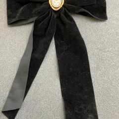 ヘッドバンド Masche mit Medaillon samt がiLostで Schönbrunn "Group Center" によって報告されました