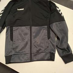 Gilet zwart/grijs Hummel, a été signalé par Avonturenpark Hellendoorn utilisant iLost