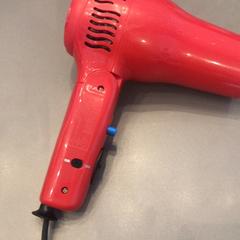 Hårtork Red Plastic, rapporterat av MEININGER Hotel Amsterdam Amstel med iLost