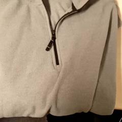 كنزة صوفية، كما تم الإبلاغ عنه بواسطة Mövenpick Hotel Amsterdam City Centre عبر iLost