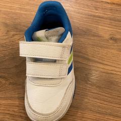 Sapatos Enfant, como reportado por MEININGER Hotel Marseille Centre la Joliette utilizando o iLost
