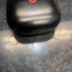 Tapones para los oídos, ha sido reportado por Rotterdam The Hague Airport con iLost