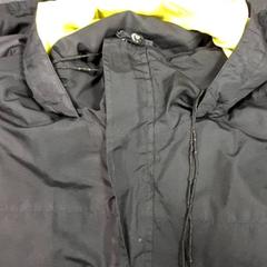 Jakke Zwarte jas met  gele capuchon, som rapportert av Arriva Vechtdallijnen ved bruk av iLost