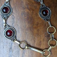 Armbandje met steentjes, amint azt az iLostnak jelentették.