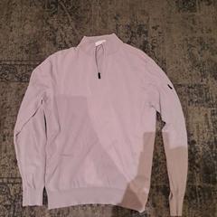 Svetr Kleur is een combinatie van grijs/roze/beige, jak nahlášeno Van der Valk Rotterdam Blijdorp pomocí iLost