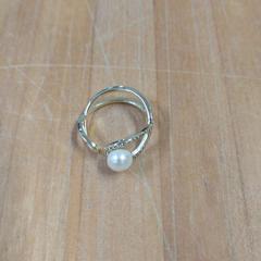 Anillo goudkleurig met parel, ha sido reportado por Bolognalaan 101 con iLost