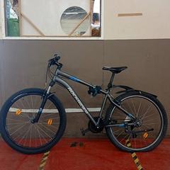 Kolo Rockrider ST-100 Donkergrijs/blauw/wit, jak nahlášeno Fietsdepot Hasselt pomocí iLost