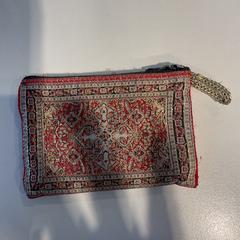 Pasjeshouder op naam van Ünal, amint azt Gemeente Amsterdam az iLost segítségével jelentette.