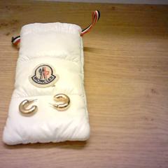 Juvel oorringen in wit zakje van Moncler, rapporterat av Bobbejaanland med iLost