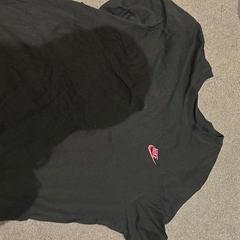 Tshirt zwart met roze Nike logo, jak nahlášeno Van der Valk Hotel Deventer pomocí iLost