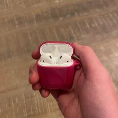 Airpods met roze hoesje, iLost-i jakinarazi zaion moduan