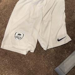 Shorts de football, a été signalé par Van der Valk Hotel Apeldoorn - De Cantharel utilisant iLost