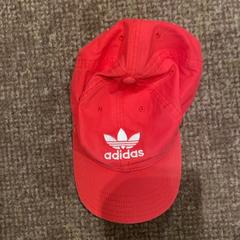 Pet rood adidas, as reported by Van der Valk Hotel Apeldoorn - De Cantharel using iLost