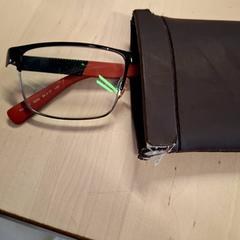 Portaocchiali con occhiali, come riportato da IKEA Rouen Tourville-La-Rivière utilizzando iLost