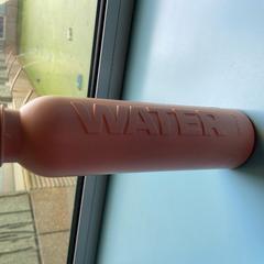 Water bottle WATER (brand), segundo informou Groninger Museum usando iLost