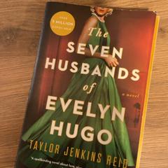 本 The seven husbands of Evelyn Hugo がiLostで MEININGER Hotel Marseille Centre la Joliette によって報告されました