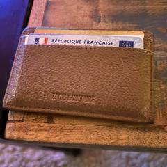 Lichtbruine pasjeshouder, iLost'a bildirildiği gibi