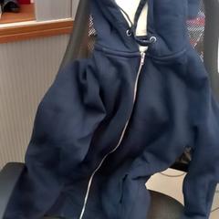 Navy blue sweater, zgłoszono przez Leonardo Royal Hotel Amsterdam przy użyciu iLost