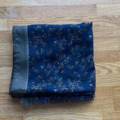 Schal がiLostで MEININGER Hotel Berlin Alexanderplatz によって報告されました