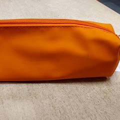 Materiale scolastico - Pennenzak oranje, come riportato da Regio Oost-Vlaanderen utilizzando iLost