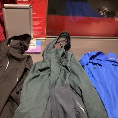 Jackets & Tshirt Blue, iLost를 사용하여 MEININGER Hotel Salzburg City Center에 보고됨