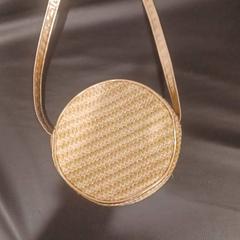 Bolso pequeño de color dorado がiLostで RÍO Shopping - Valladolid によって報告されました