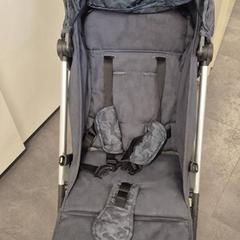 Carrozzina per bambini camouflage grijs, come riportato da Avonturenpark Hellendoorn utilizzando iLost