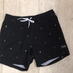 Pantalons curts Zwarte zwembroek met kleine tekens, segons ha informat Hotel van der Valk Maastricht mitjançant iLost