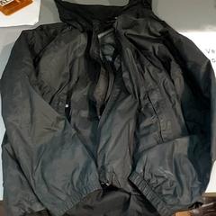 Kleding - Regenjas, a été signalé par Centraal magazijn utilisant iLost