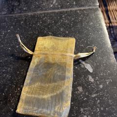Goudkleurig zakje met oorbellen, iLost에 보고됨