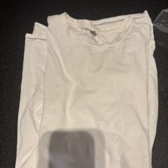 Wit t-shirt がiLostで Hotel Van der Valk Harderwijk op de Veluwe によって報告されました