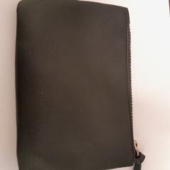 Pochette noire, como reportado por TCL utilizando o iLost