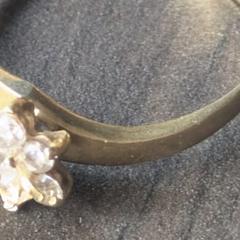 Goudkleurige ring met een bloemvormige kop, as reported to iLost
