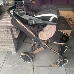 Een wandelwagen met maxicosi, come riportato a iLost