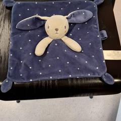 Plyšová facka Doudou plat bleu, ako bolo nahlásené IKEA Rouen Tourville-La-Rivière pomocou iLost