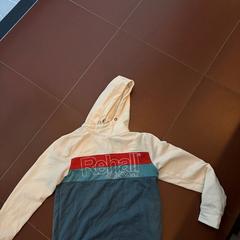 스웨터 grijs, donkerblauw, rood, iLost를 사용하여 WestCord Hotel Eindhoven에 보고됨