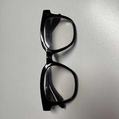 Lentes Zwart, segundo informou TheaterHangaar usando iLost