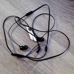 سماعات الرأس، كما تم الإبلاغ عنه بواسطة EBS Tramplein عبر iLost