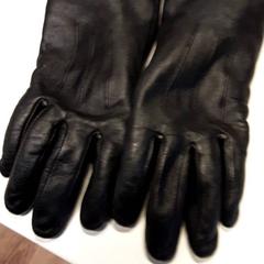 Guanti, come riportato da Qbuzz ZHN utilizzando iLost