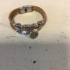 Armband, rapporterat av Artis med iLost