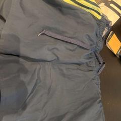 Sportovní kalhoty adidas, jak nahlášeno Van der Valk Hotel Amsterdam-Amstel pomocí iLost