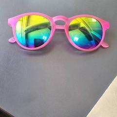 Eguzkitako betaurrekoak Roze, gisa salatu by Burgers' Zoo iLost erabiliz