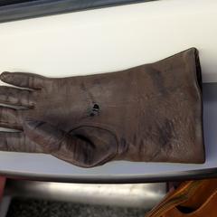 Bruine leren handschoen, amint azt az iLostnak jelentették.