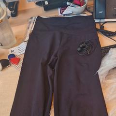 レギング zwart met zwarte oortjes erbij がiLostで Haven Hotel Rotterdam によって報告されました