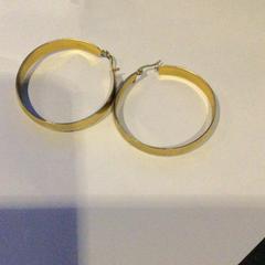 Belarritakoak Goudkleurig, gisa salatu by TivoliVredenburg iLost erabiliz