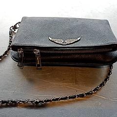 حقيبة يد Zwart met vleugels erop، كما تم الإبلاغ عنه بواسطة Paaspop عبر iLost