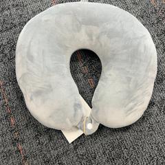 Coixí cervical, segons ha informat Connexxion Amstelland-Meerlanden Schiphol Noord mitjançant iLost