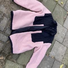 Roze blauwe fleece jas، كما تم الإبلاغ عنه عبر iLost