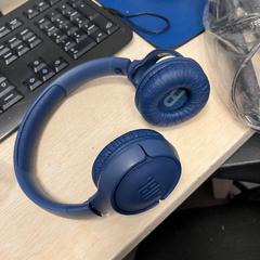 JBL Headset, som rapportert av MEININGER Hotel Amsterdam Amstel ved bruk av iLost